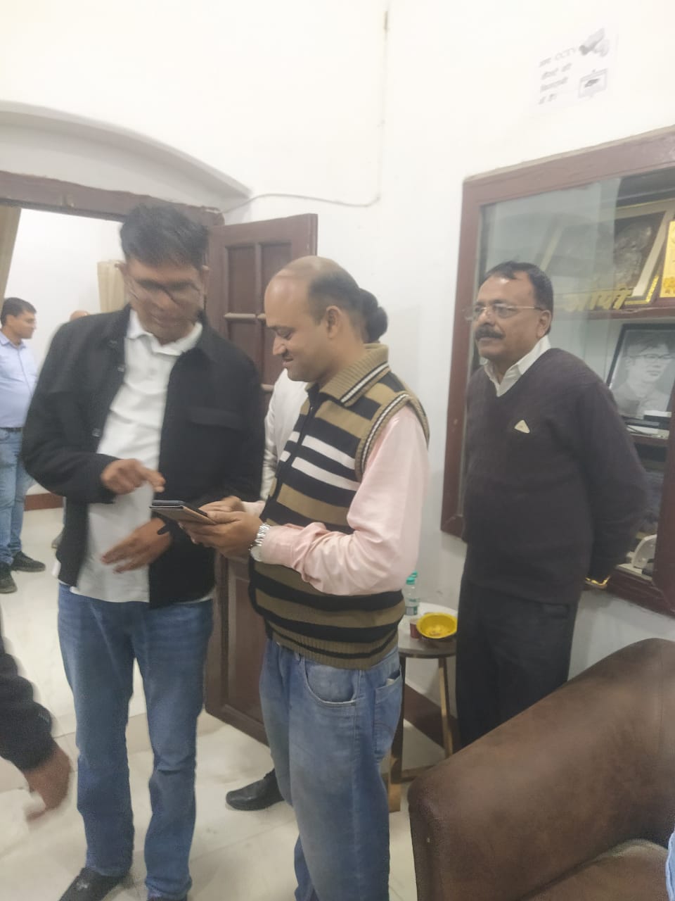 रायगढ़ विधायक एवं वित्त मंत्री छत्तीसगढ़ शासन श्री ओ.पी. चौधरी के कार्यालय में हुआ Vikas24.com का भव्य विमोचन, पोर्टल संस्थापक विकास तिवारी को मिठाई खिलाकर दी शुभकामनाएँ